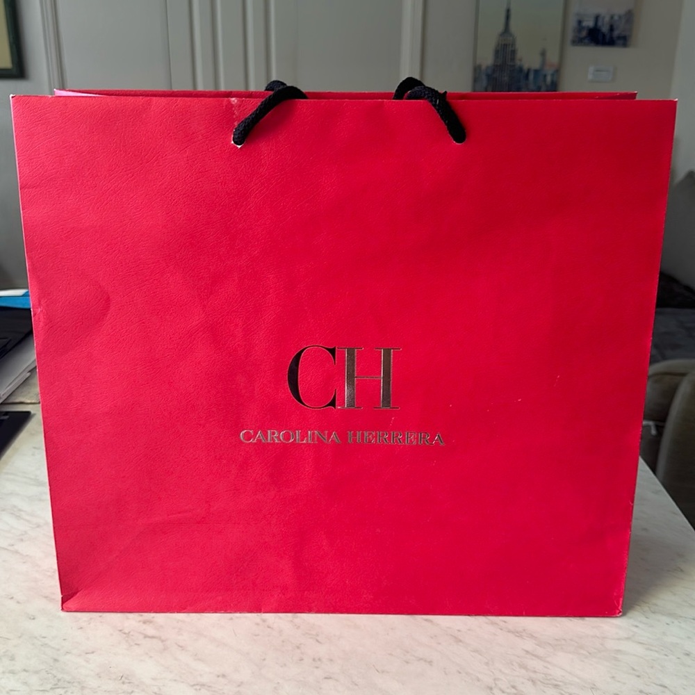 ♥️✨CAROLINA HERRERA ♥️✨ FOR SALE SHOPPING PAPER BAG !!! 16x151/2x51/2♥️✨